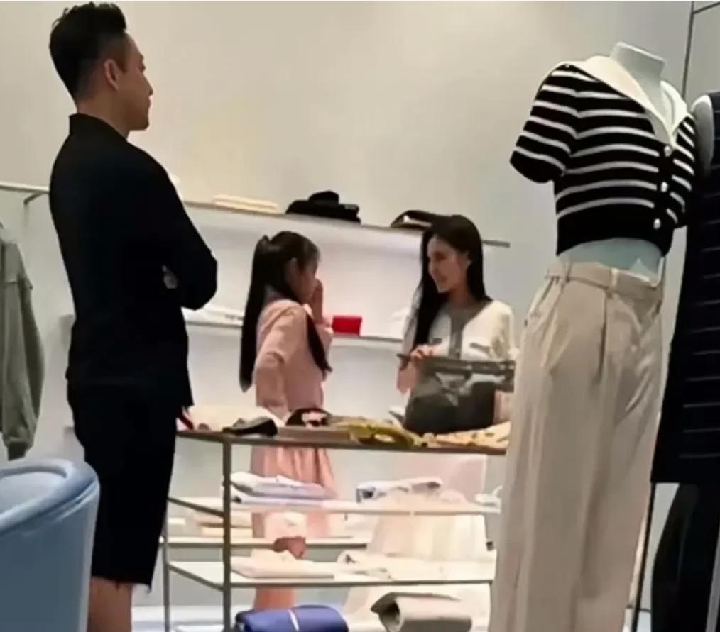 汪小菲带一对儿女逛逛逛买买买，太豪横！

话说马小梅这后妈当得是真不错，牵着小玥