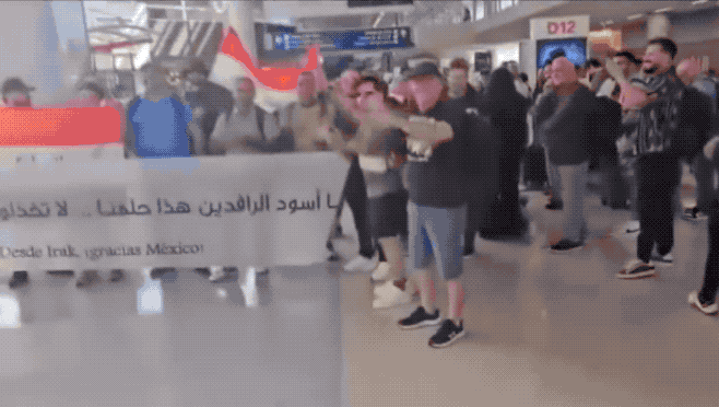 美国人民热情好客：看到参加世界杯的伊拉克球迷，上去就打！在达拉斯-沃思堡国际机场