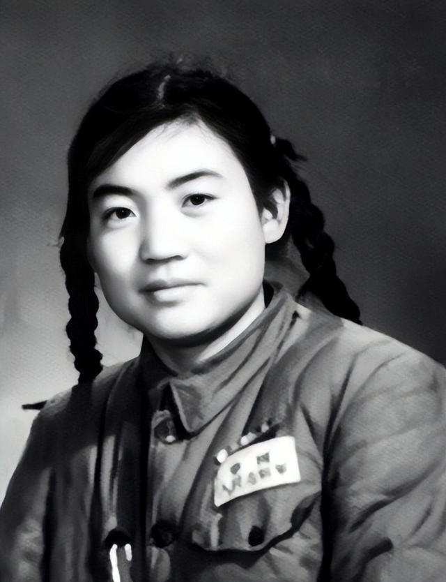 1951年在上甘岭战役中，17岁女兵蒋振娟目睹志愿军被美军炮击的惨状后，心理彻底