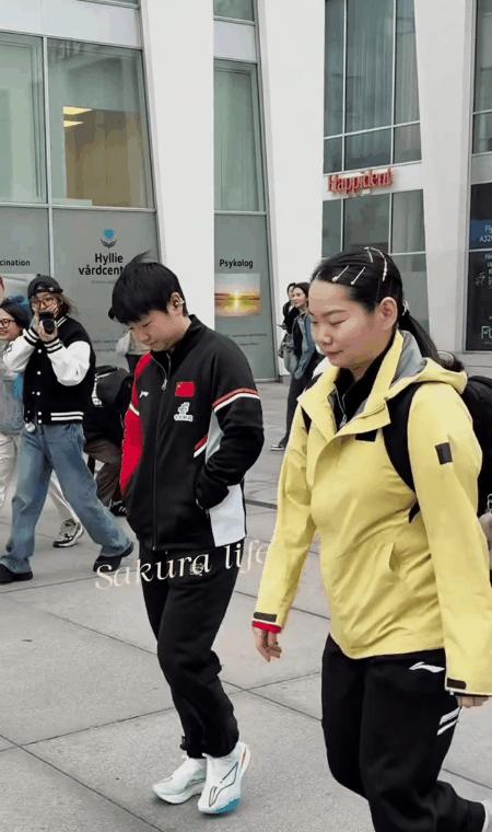 莎莎被粉丝包围，镜头里突然冒出佳佳！

她举着手机，笑得比谁都像真粉。

莎莎回