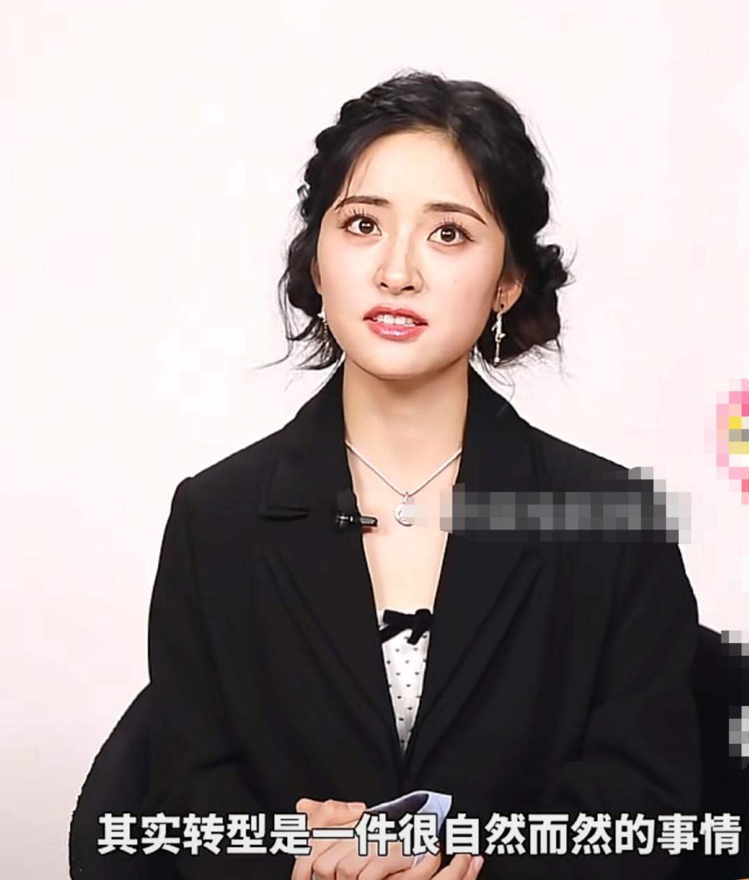 沈月坦言并不急着转型，说:“我觉得转型这种事情，其实转型是一件很自然而然的事情，
