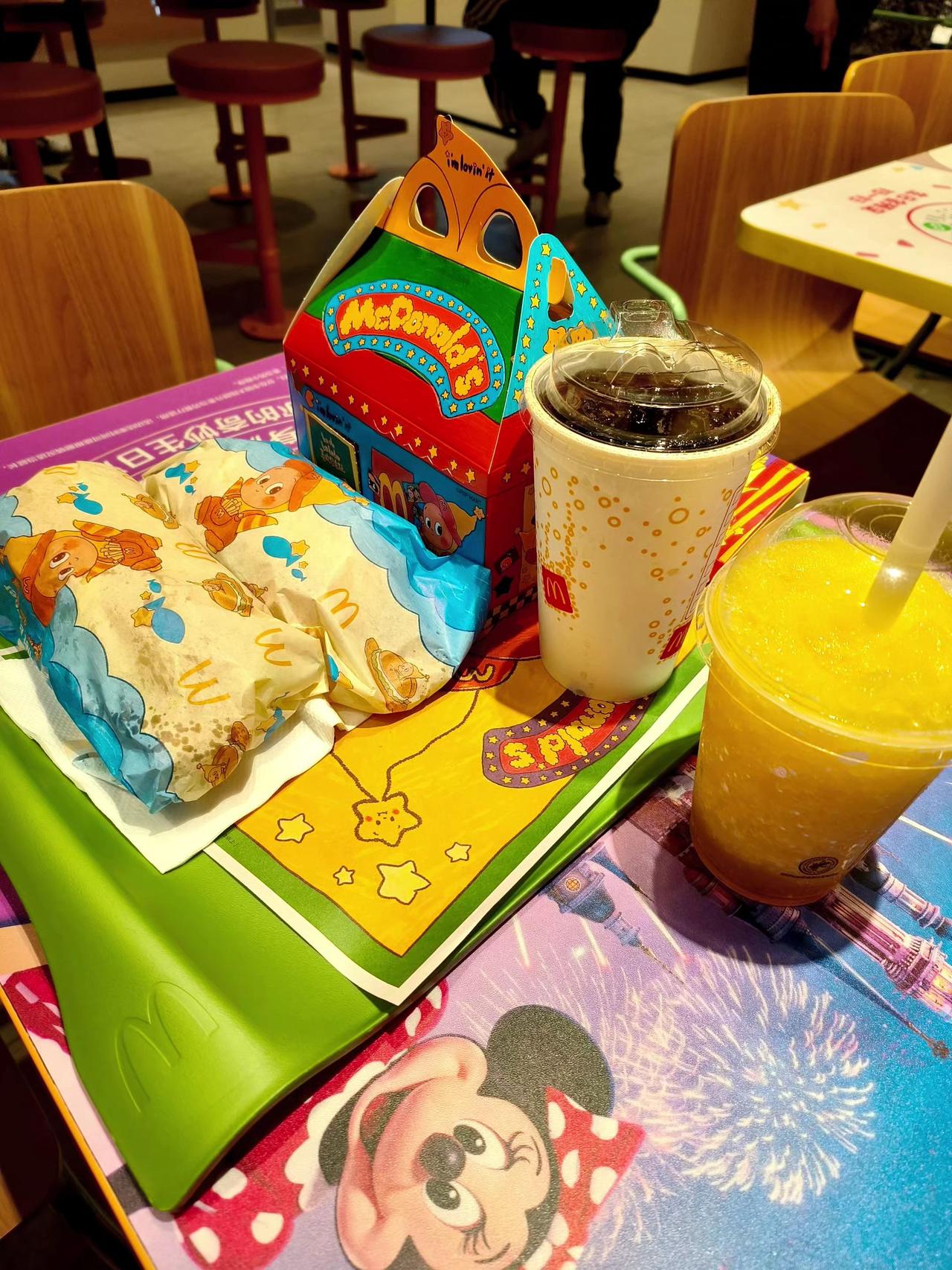 去吃麦当劳新品套餐，深海鳕鱼堡并没想象中那么大～
汉堡🍔 麦当劳 吃货日常 麦
