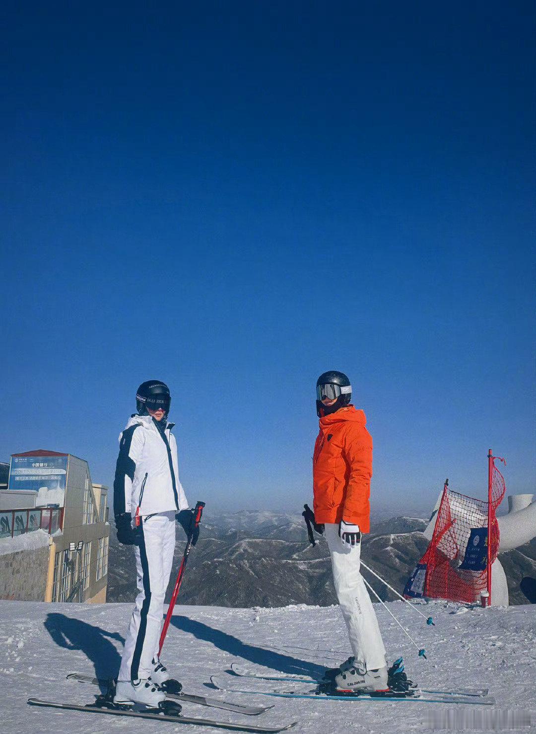 张馨予晒与老公何捷滑雪照  何捷张馨予滑雪同框，画面温馨，这就是幸福婚姻的模样吧