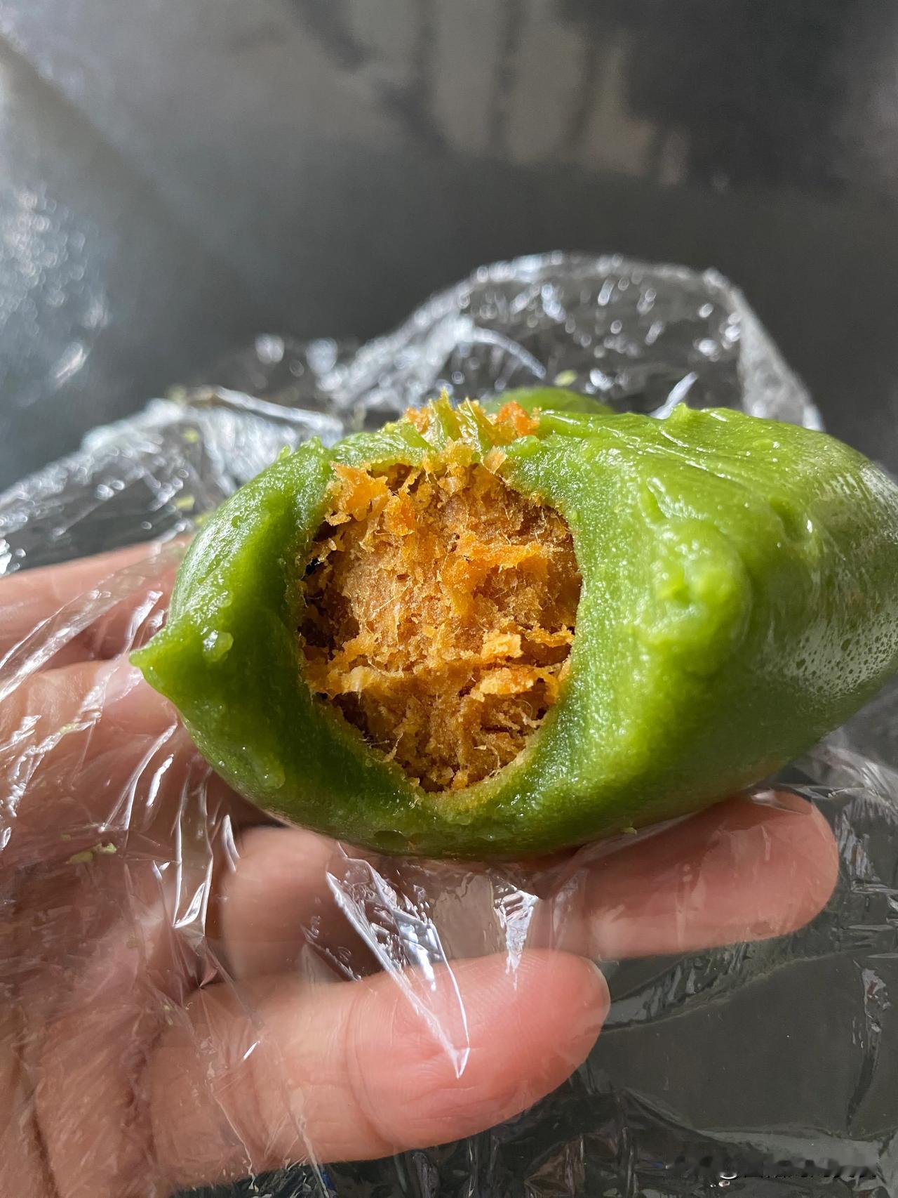 4块5一个，碧绿的青团，咬一口看见黄黄的肉松，再咬一口，吃到咸咸的咸蛋黄，价格是