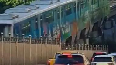 【我一个本地人，都被这庞然大物震撼了。】
重庆一哥们儿开车上路，旁边突然并上来一