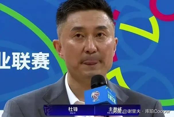 CBA休赛期第6天，杜锋在新疆得知两个新消息，心头一颤！杨鸣和总经理报价周琦谈判