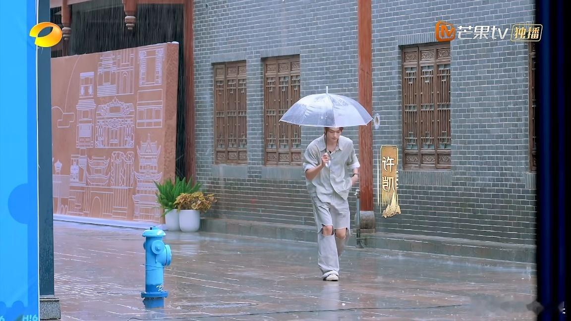 不是老哥你下雨天穿破洞裤啊这个裤子都拖地了 