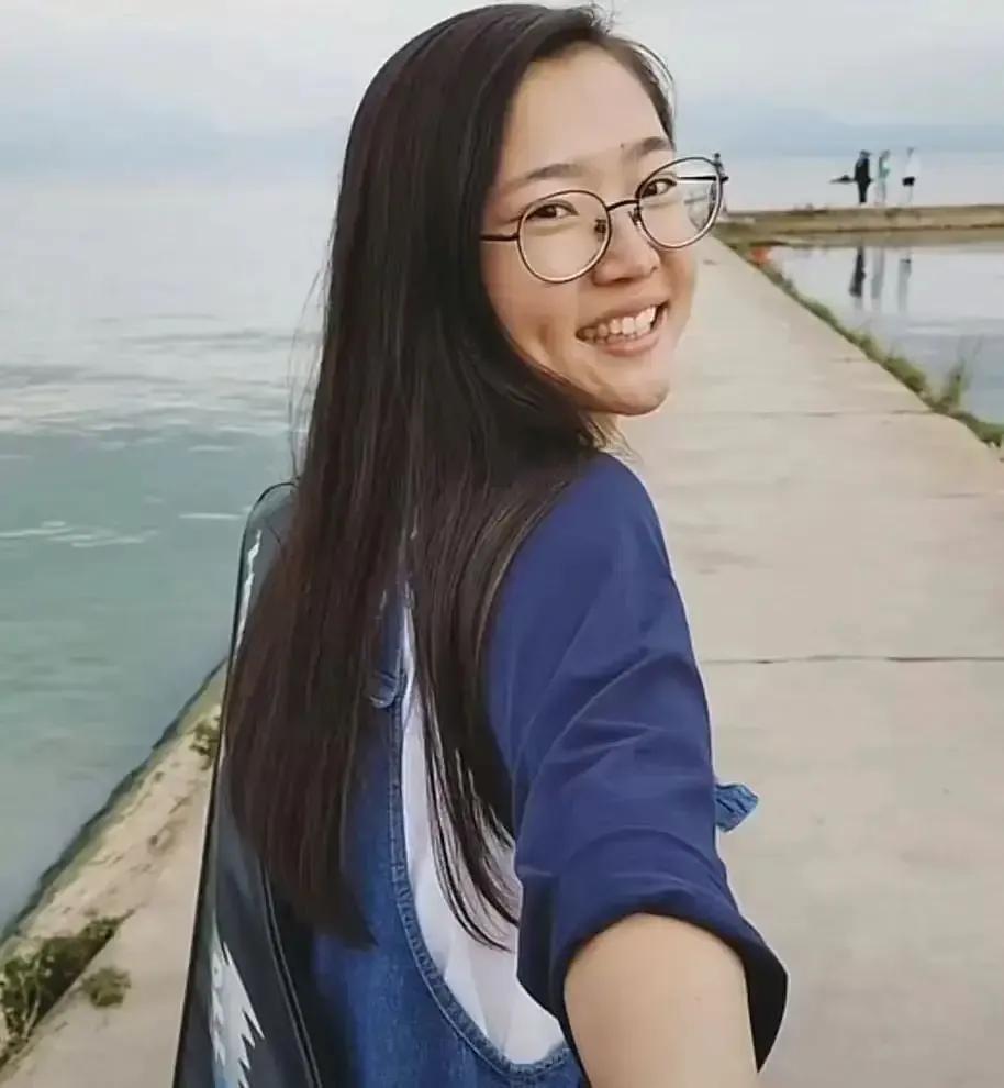 白天救死扶伤，
晚上打死打伤[捂脸]
​——她是谁？温柔害羞的针灸中医！
​——
