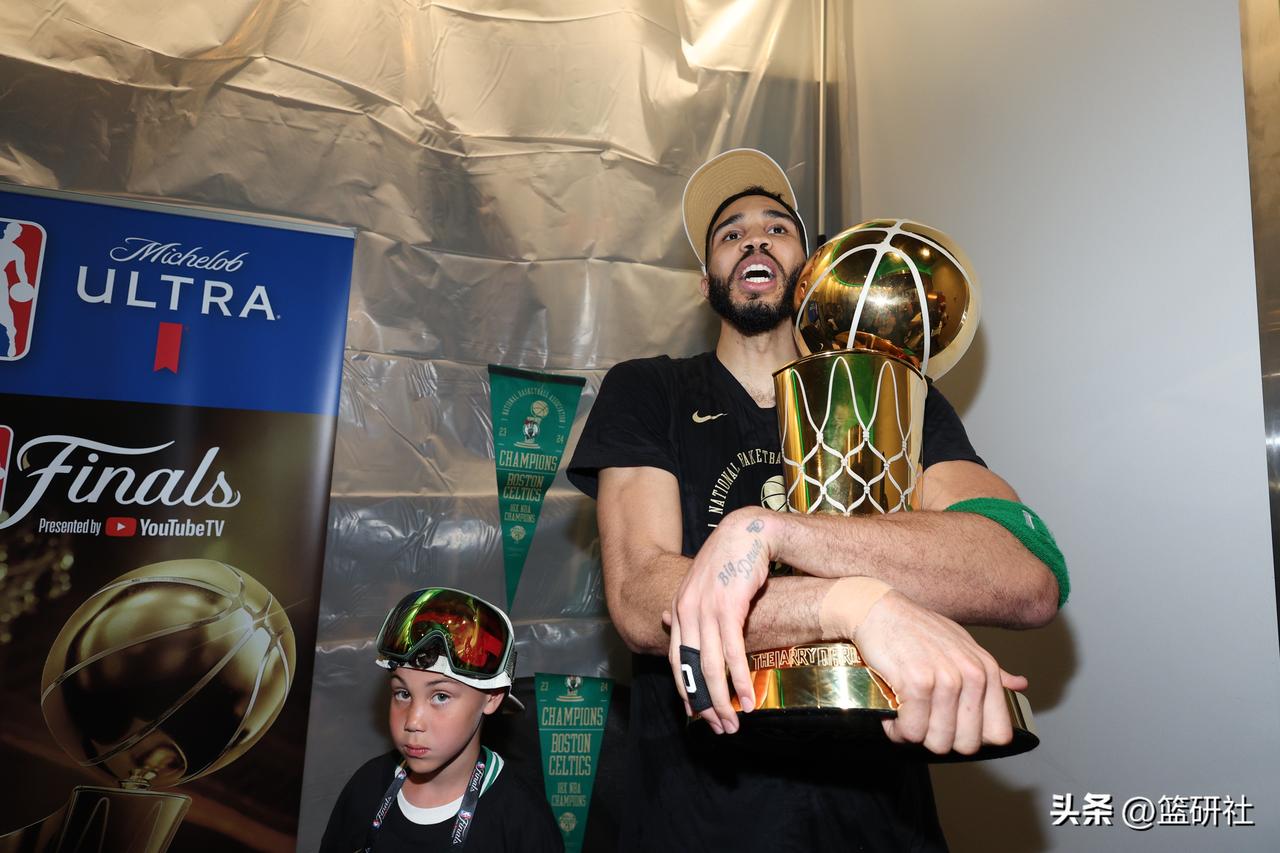 大伤归来首场表现对比

塔图姆:15分12板7助1断，投篮37.5%，跟腱断裂仅