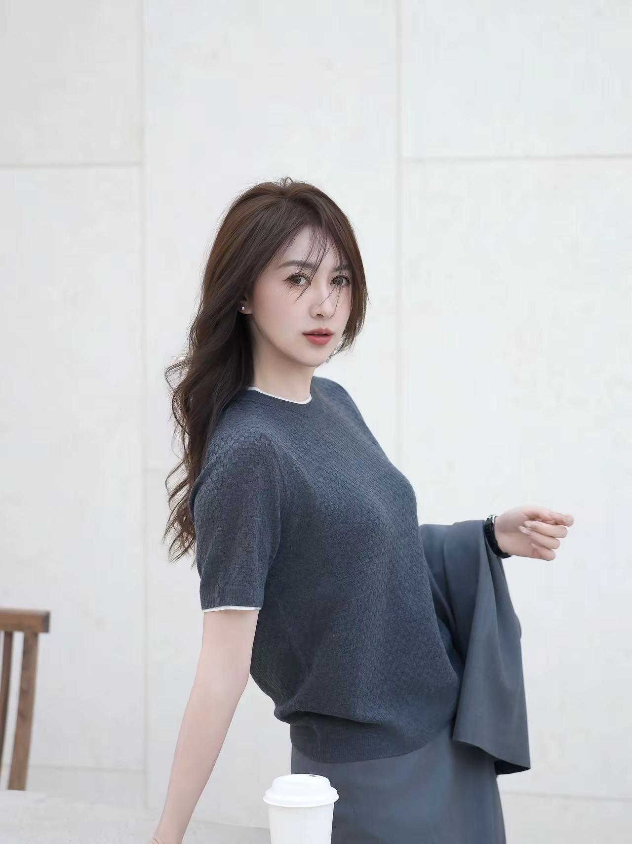 女人最耐看的长相是什么样的职业女性穿搭风格，体现出稳重大方，干练精致的职业素养时