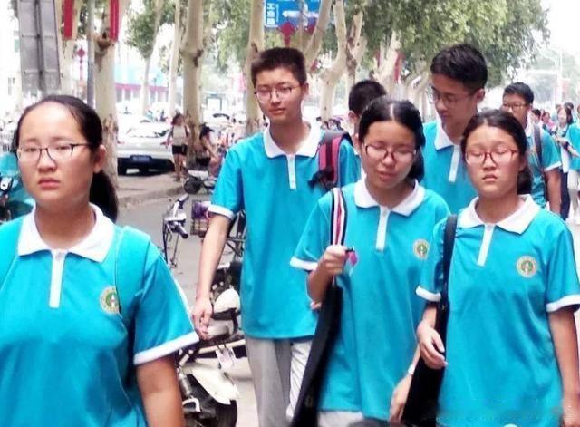 我隔三岔五去接孙子放学，儿子两口子忙，或者学校放学早，我就去。
有时候夕阳西下，