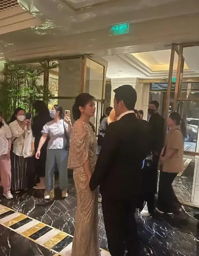 吴京贾静雯牵手引起热议？他们合体是回忆杀，牵手是他们很多年不见，有点激动而已。
