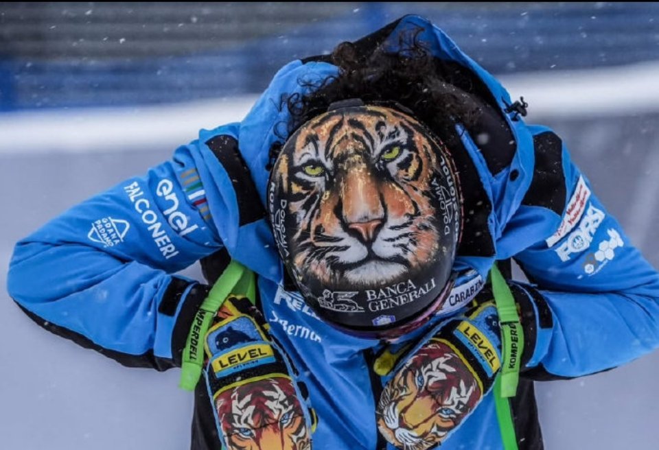 本届冬奥最具威慑力头盔意大利选手的老虎头盔造型超霸气，眼神犀利气场拉满，出发时压