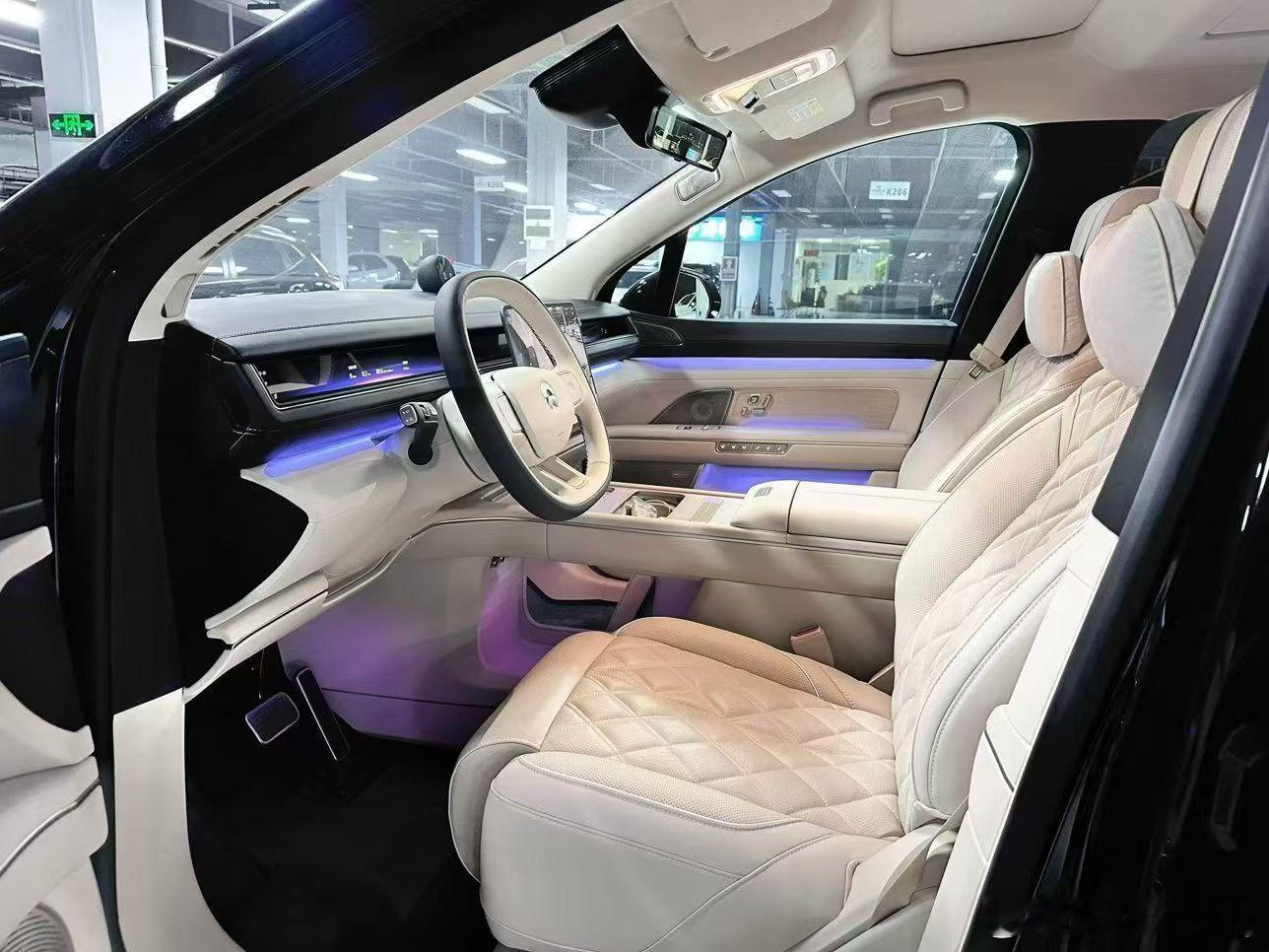 车型蔚来ES8六座行政豪华买断 黑白配色指导价：406800车架号：093038