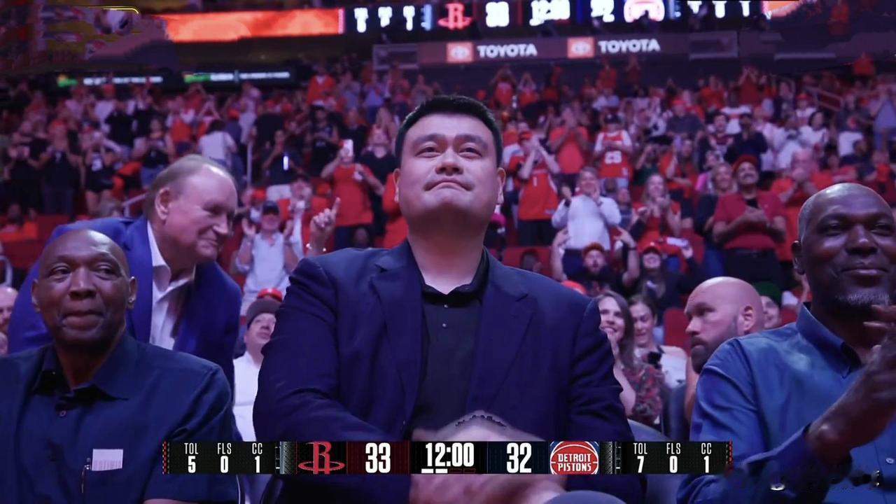 姚明前往丰田中心观战火箭和活塞的比赛[比心]