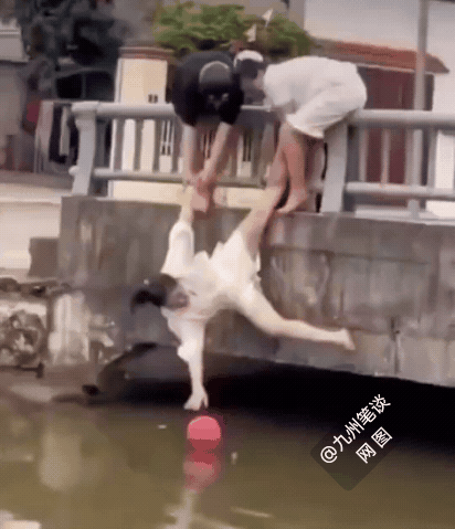 最后实在忍不住还是笑了！
现实版的乌鸦喝水、猴子捞月，之可惜三个人都拉不住一个人