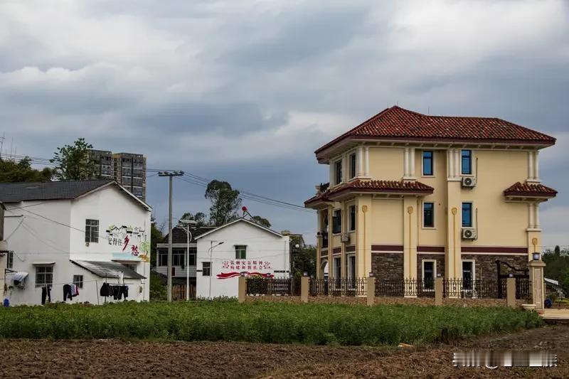 怎么样重新建设好新农村? 重新建设好新农村，得从多方面下手。
产业是关键。可以发