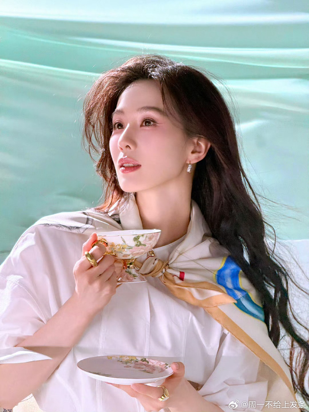 刘诗诗 岁月温柔，眉眼依旧清隽。从荧幕到生活，她始终自带清冷优雅气场，不争不抢，