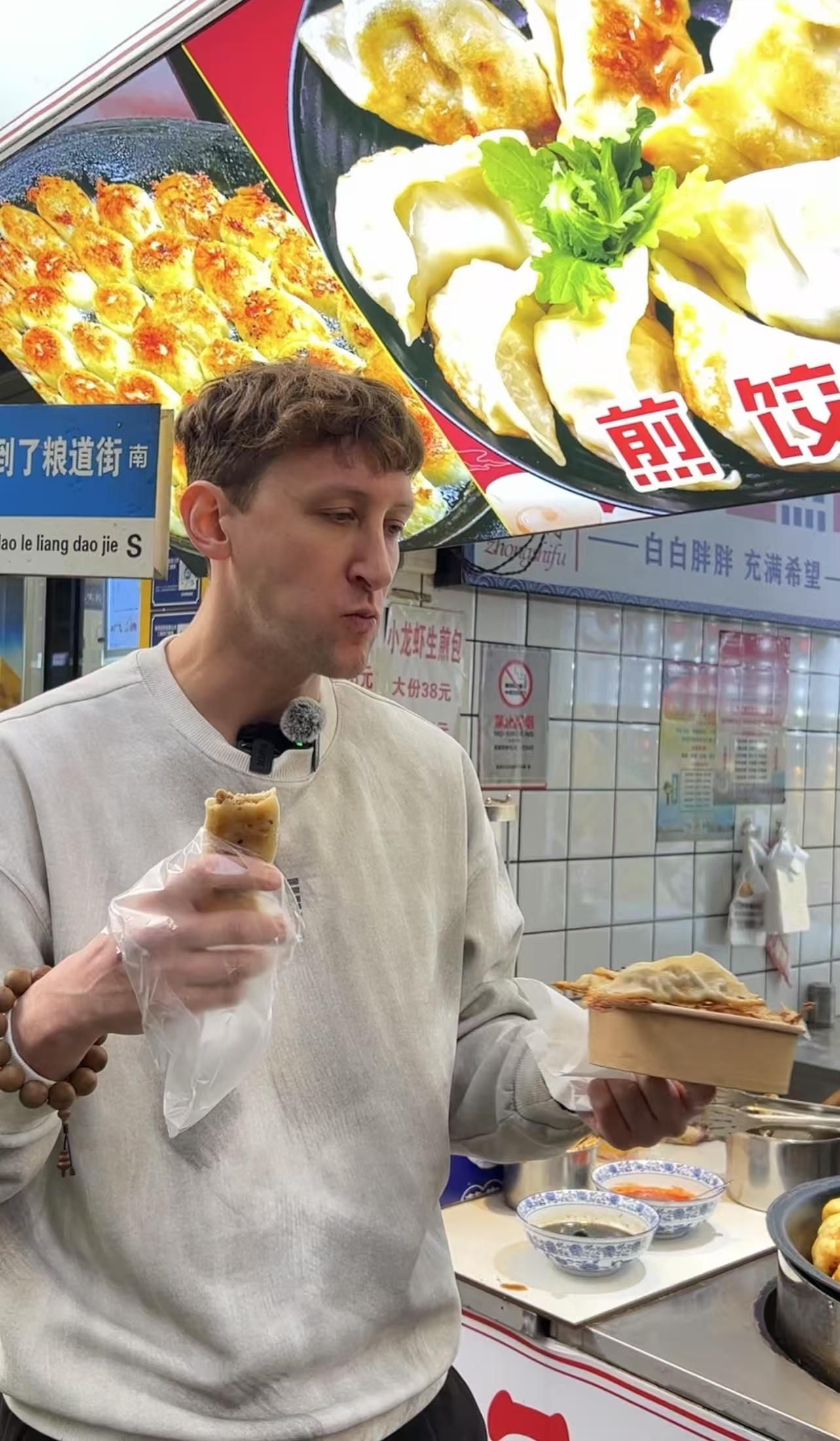 埃文凯尔被武汉美食硬控了 埃文凯尔被武汉美食硬控了，无法自拔。从热干面到鸭脖，从