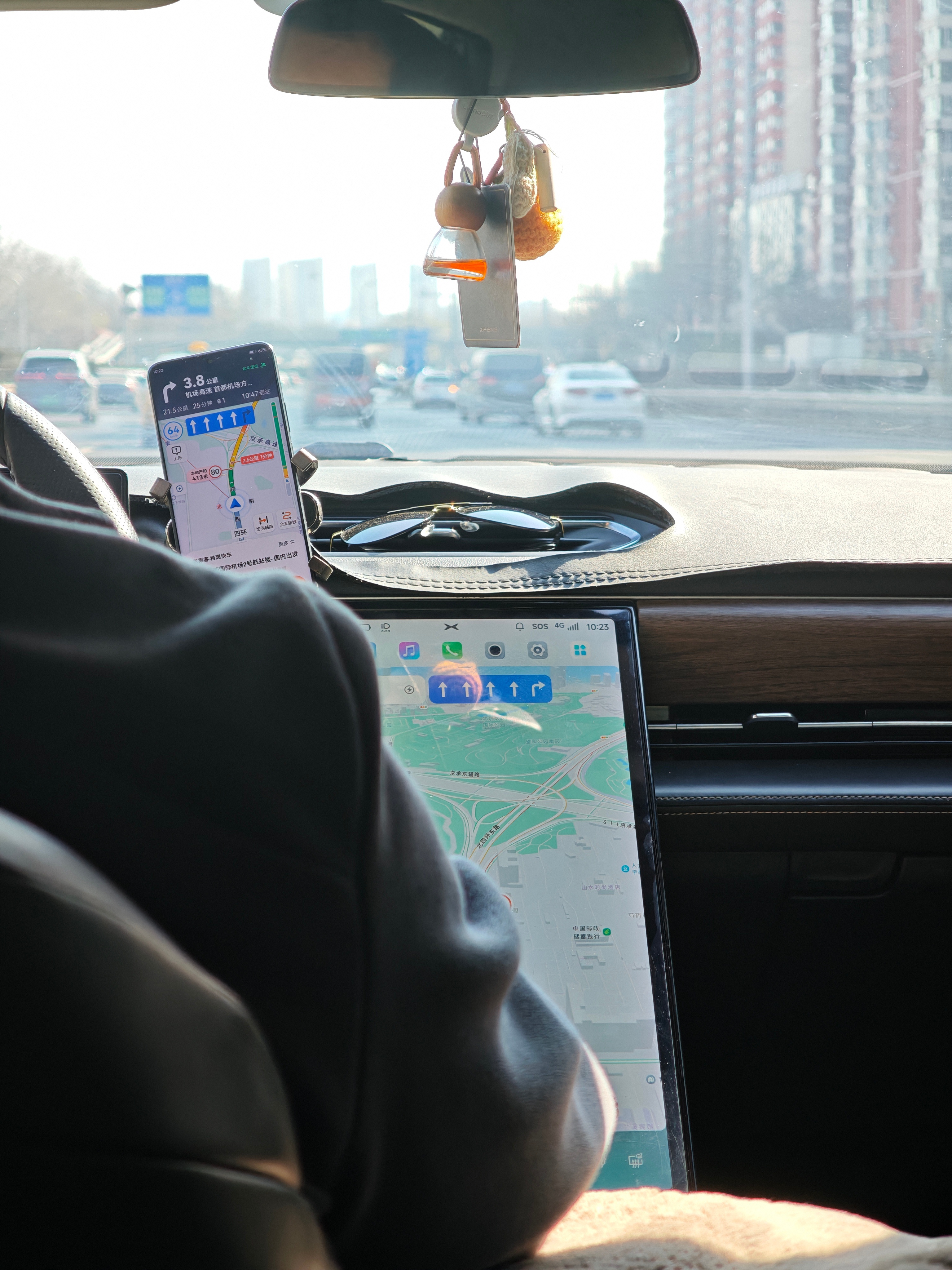 去机场的路上，滴滴打到一台小鹏。我发现跑网约车、跑顺风车，小鹏还挺多的，因为很容