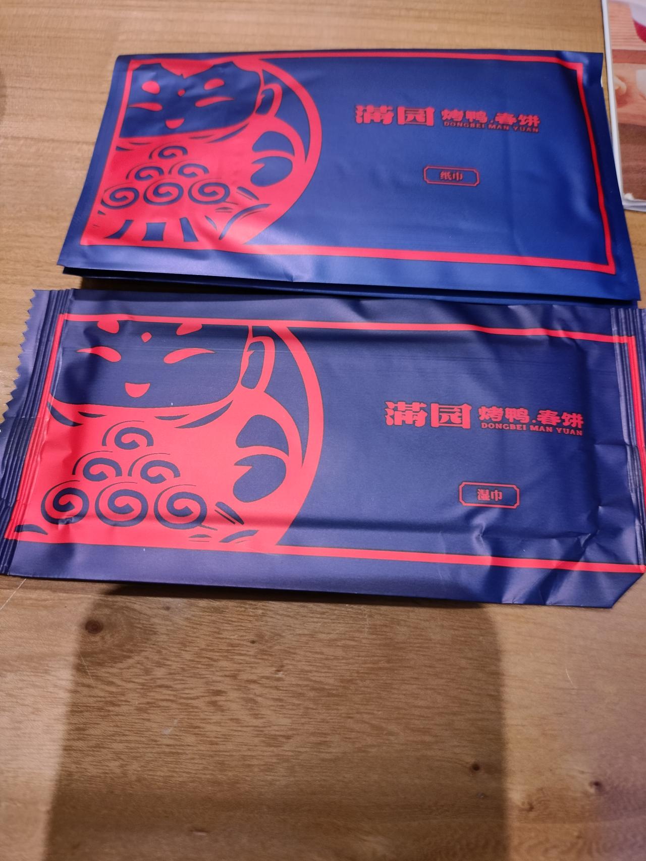 一家人去永旺用餐，坐下来发现桌上没有餐巾纸，也没有牙签了。
但是服务员很快给每个