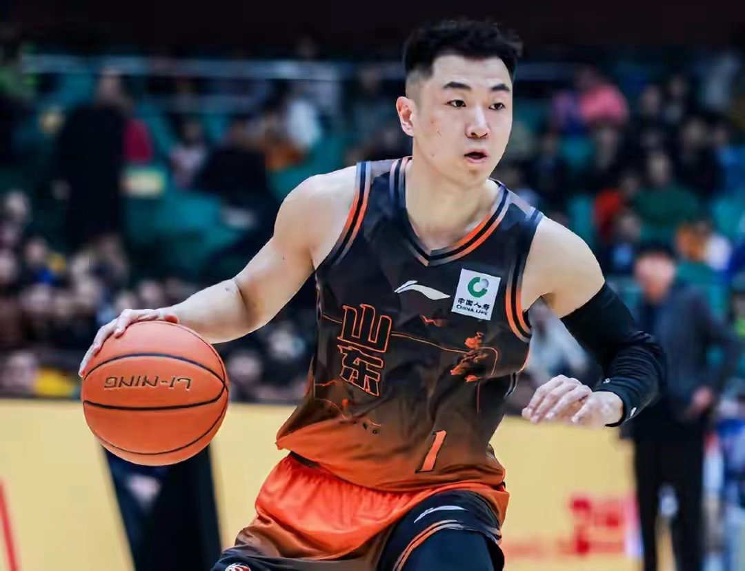 绝境重生！山东男篮客场掀翻15连胜深圳，用逆转写传奇4月19日晚上，CBA焦点大