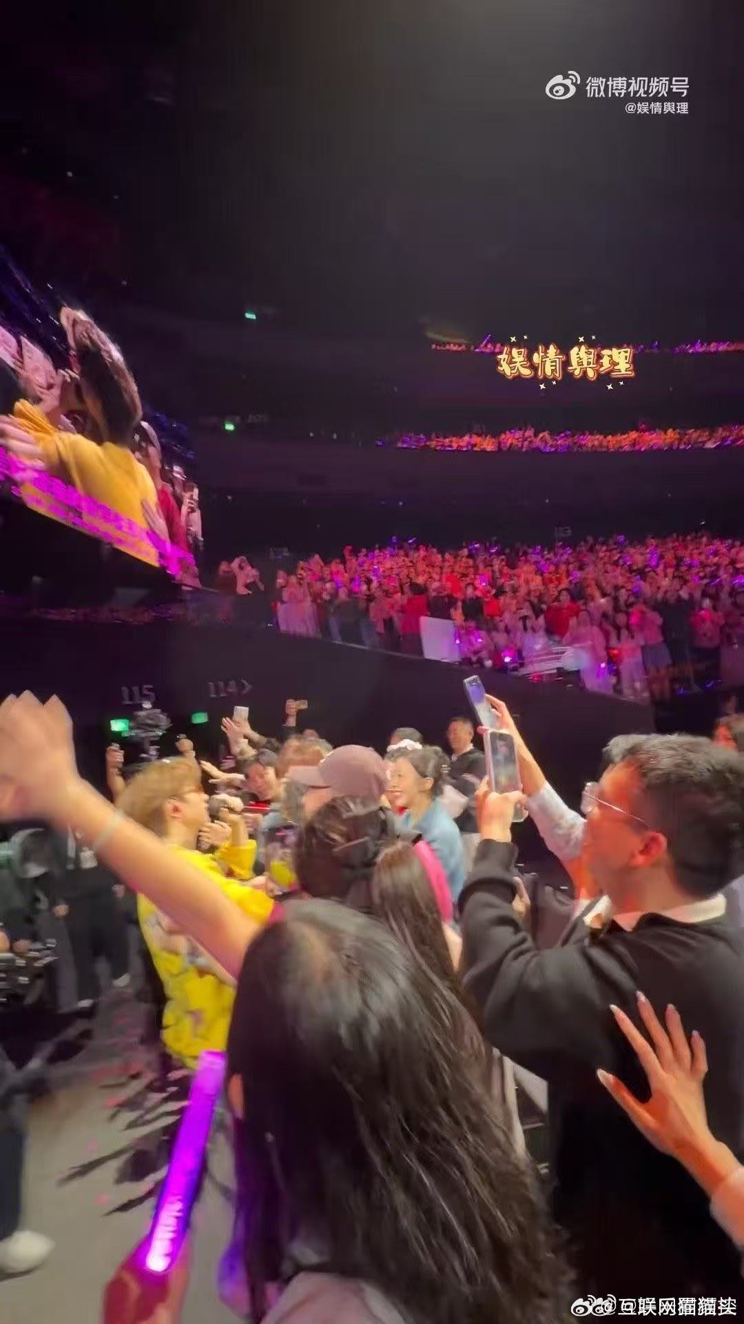 汪苏泷在演唱会上抱了妈妈澳门演唱会名场面来袭！汪苏泷唱到动情处直接冲下台，紧紧抱