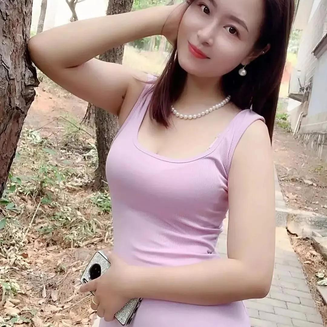 优雅少女在自然中摆拍，珍珠项链点缀，尽显迷人气质。珍珠淑女照 露肩珍珠照 珍珠发