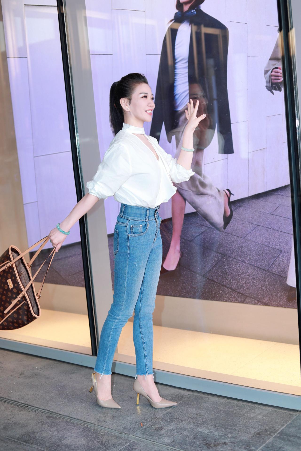 摄影约拍跟拍白衬衫牛仔裤经典搭配万象城春季人像原创摄影我镜头里的美女