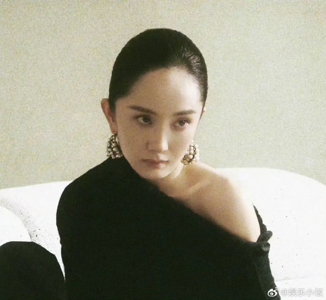 杨幂大光明看到杨幂的“大光明”造型，感觉她真的在不断突破自己。从过往的柔美风格到