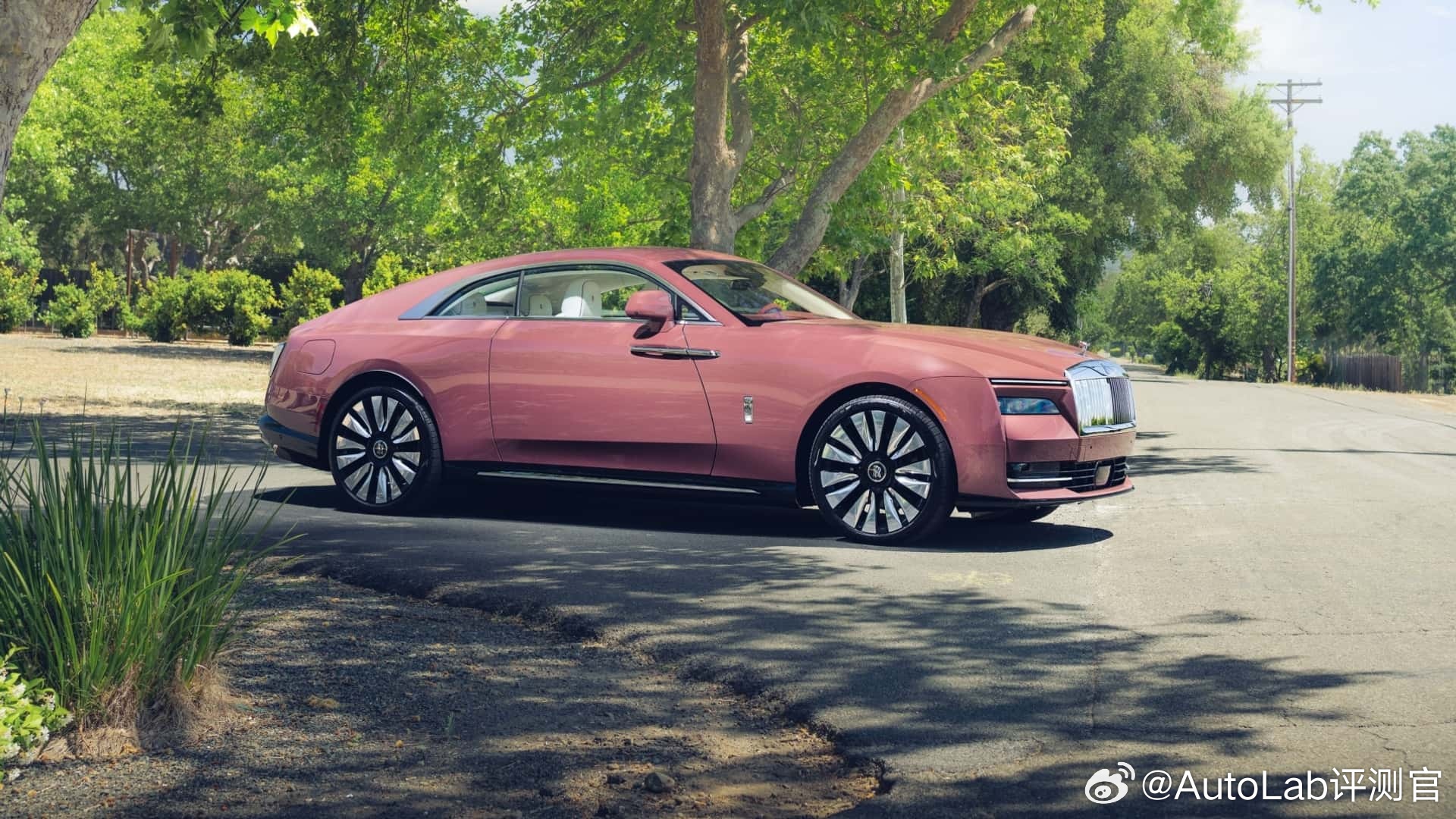 强如劳斯莱斯，也宣布暂缓纯电转型了，理由也很简单：市场需求不佳。不过，这一决定对