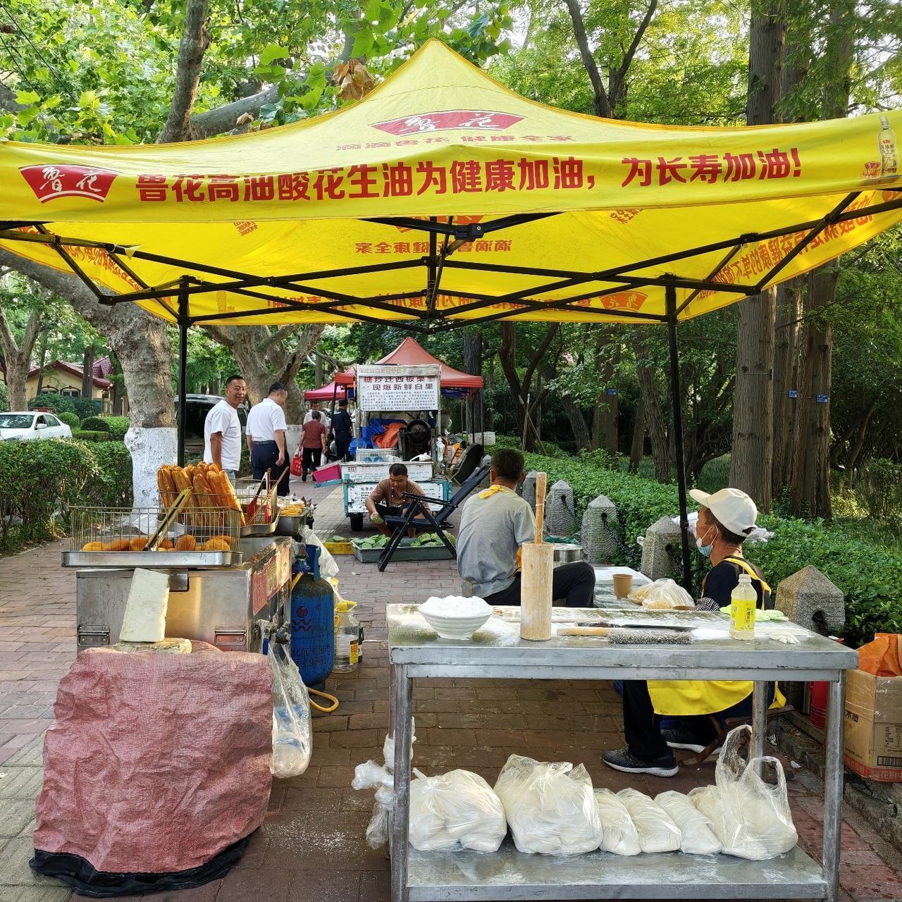 来到这里的时间是6点半左右，大集早已开张，只是摊位不多，人也不是很多。
下了车，