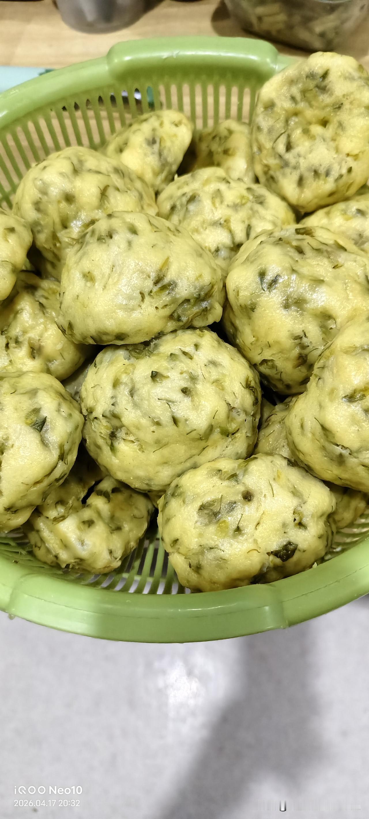 12床的姐姐和嫂子来医院里看他，还是拿了三盒熏鱼，还给带了火龙果，茶叶，香蕉，他