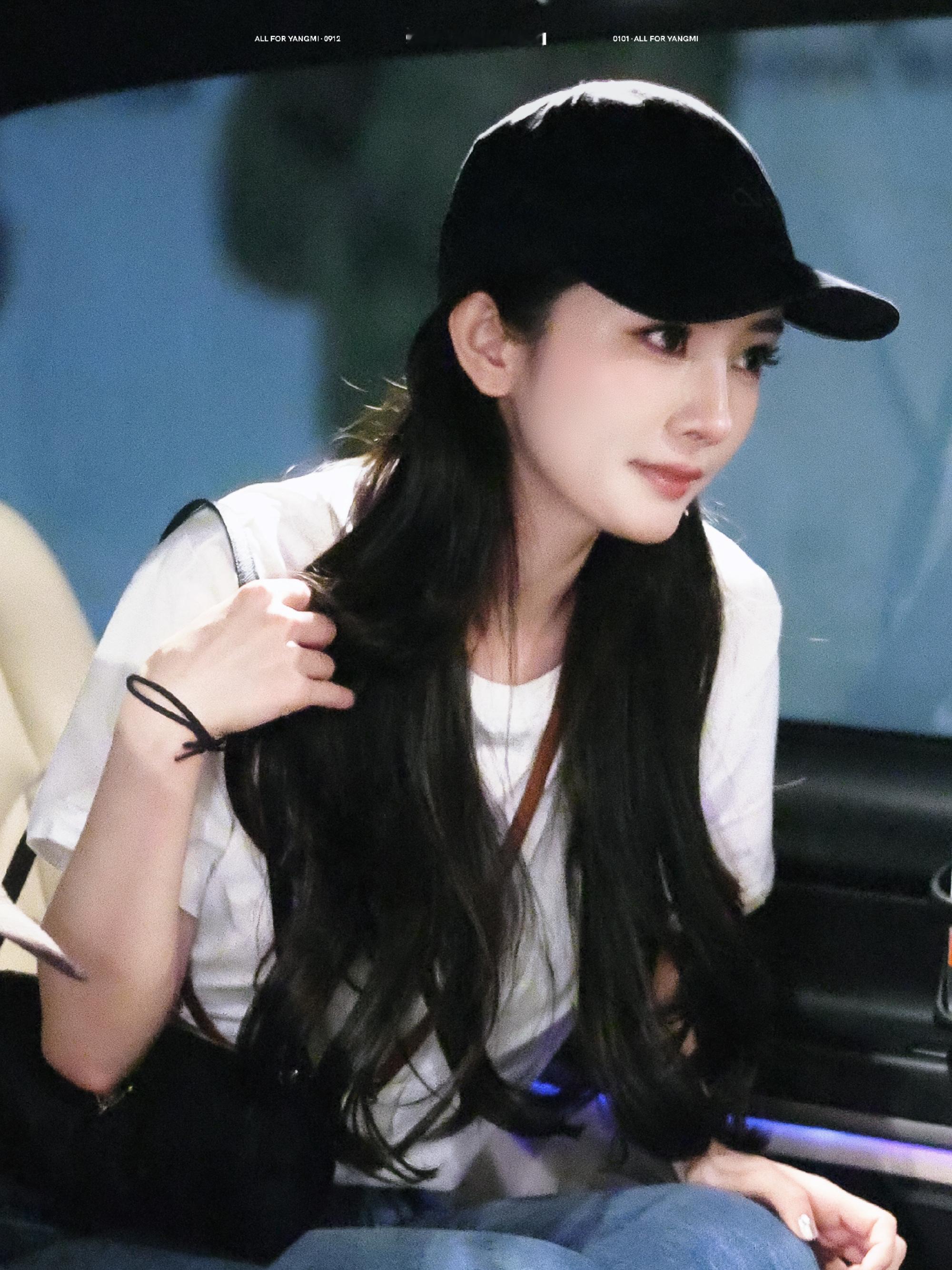 杨幂[超话]杨幂冯娷💙杨幂湮儿💙杨幂江山大同💙杨幂 "玫瑰可以是浪漫的定义