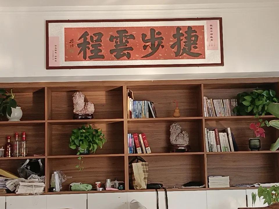 每天都在忙碌，接待各种关于教育的咨询，中考、高考、认知、意识、习惯、抑郁、双向、