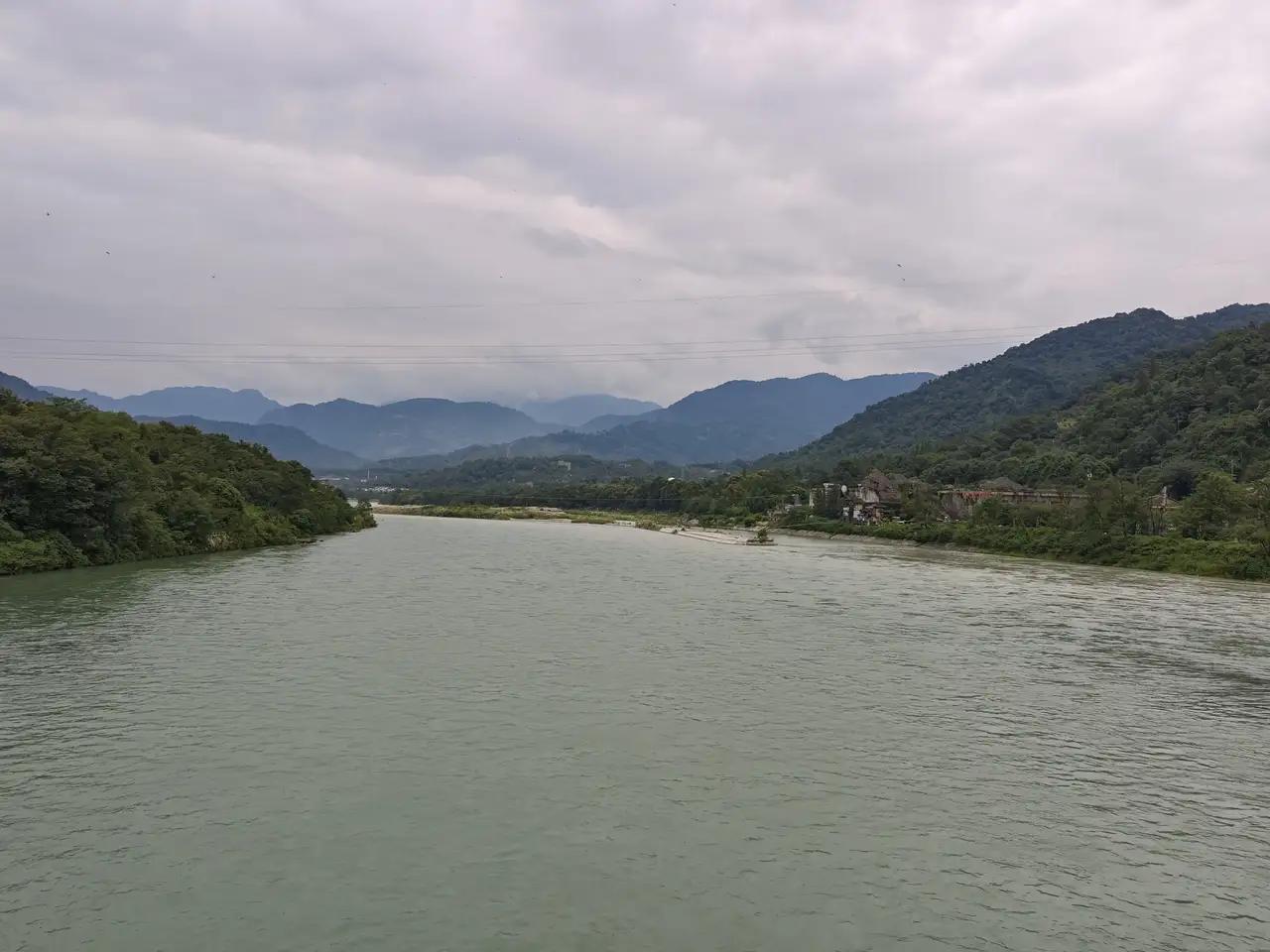 最不应该涨价的是：粮食，毕竟民以食为天。救命药也不应该涨价，得病的人本来就生活拮