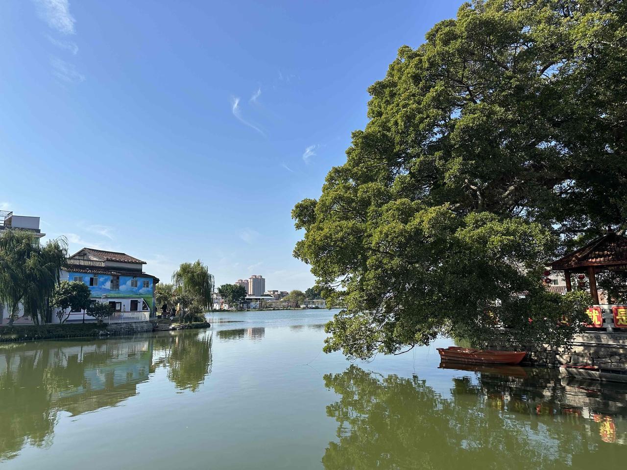 不慕江南烟雨长，吾乡风物自清嘉。何处览风华？且看灵秀莆田，水墨涵江！[玫瑰][玫