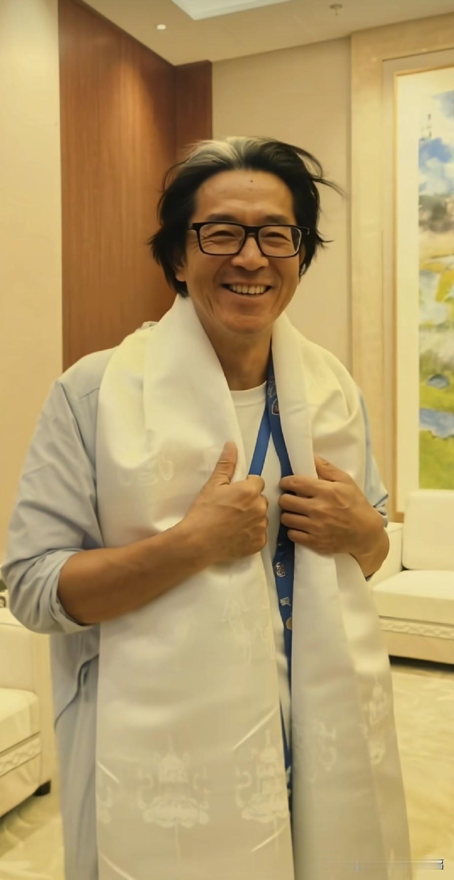 俞老师您笑着变老，我们却泪湿了眼眶！俞老师长头发真好看，但是我们不愿意看到您青丝