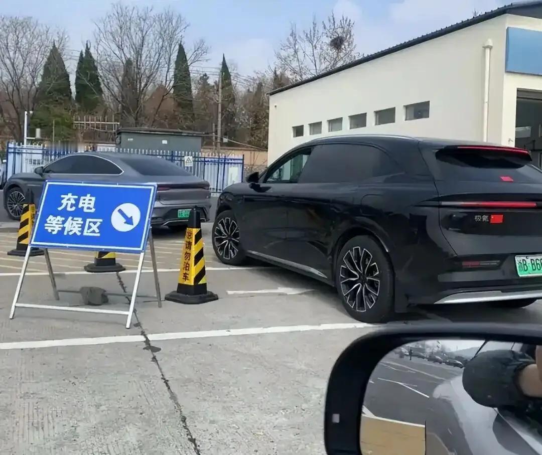 平时高速充电桩闲置，是因为大多数人通勤用新能源车，长途跑得多的还是燃油车；一到国