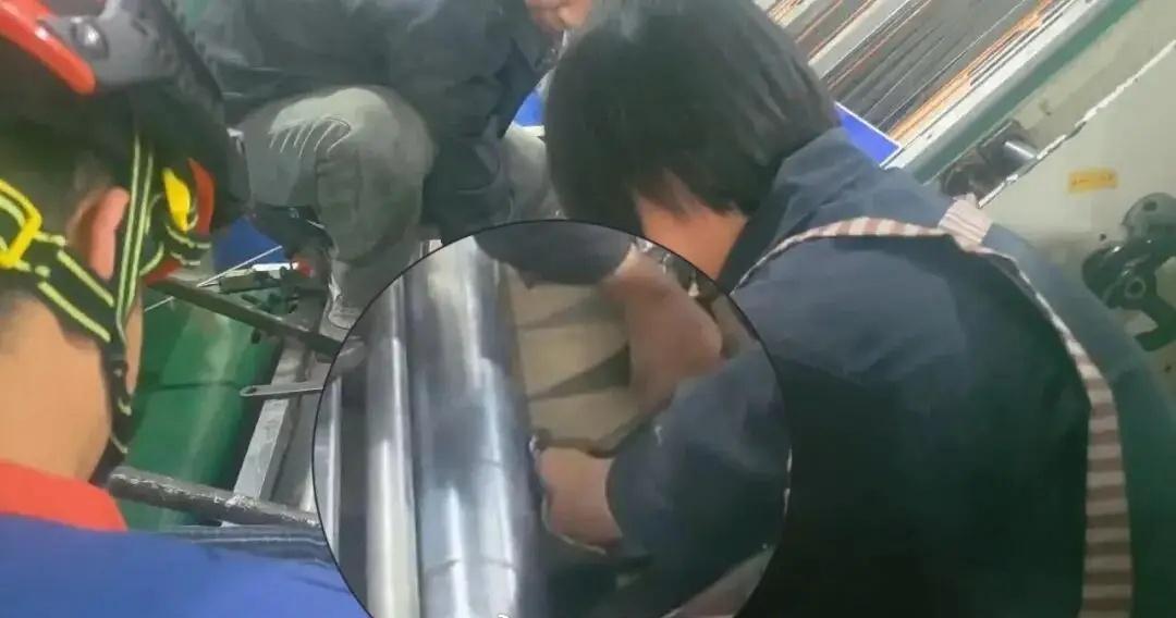 近日，宁海一工厂内，一名女子不慎将右手卡进印刷机，手掌变形情况危急。
 
消防员