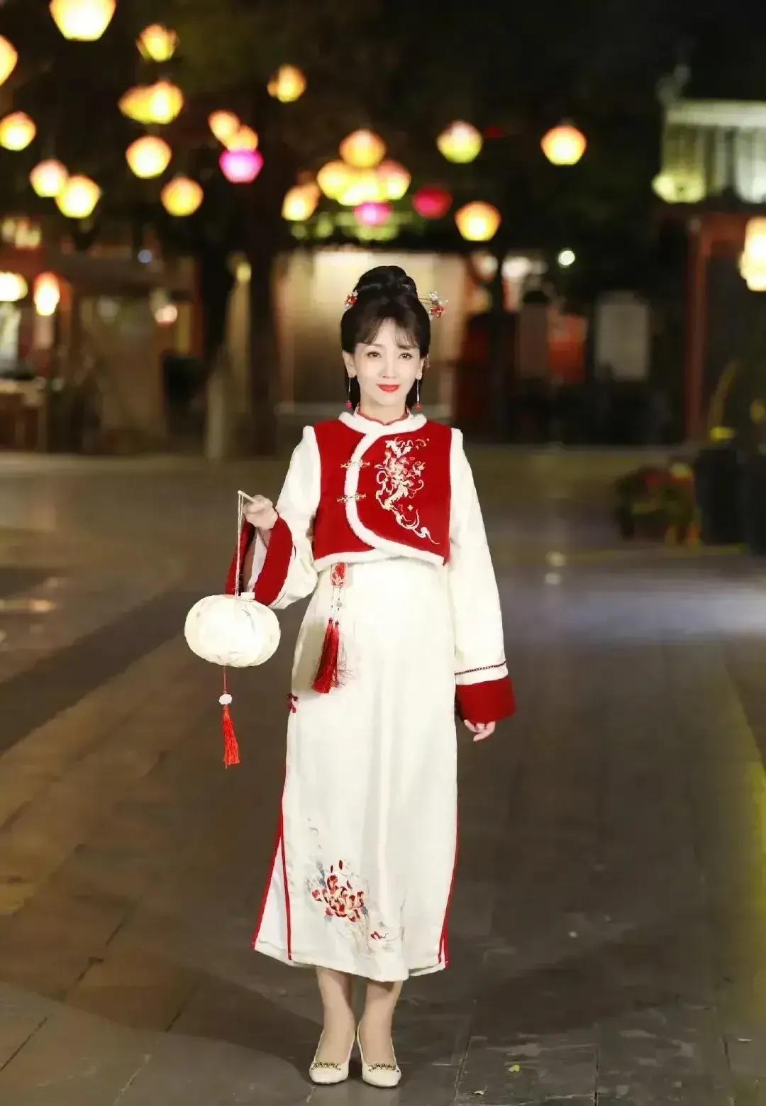 赵雅芝这跑的姿势真的跟少女一样青春有活力呀，姐姐今年70岁了身材管理得太好了真的