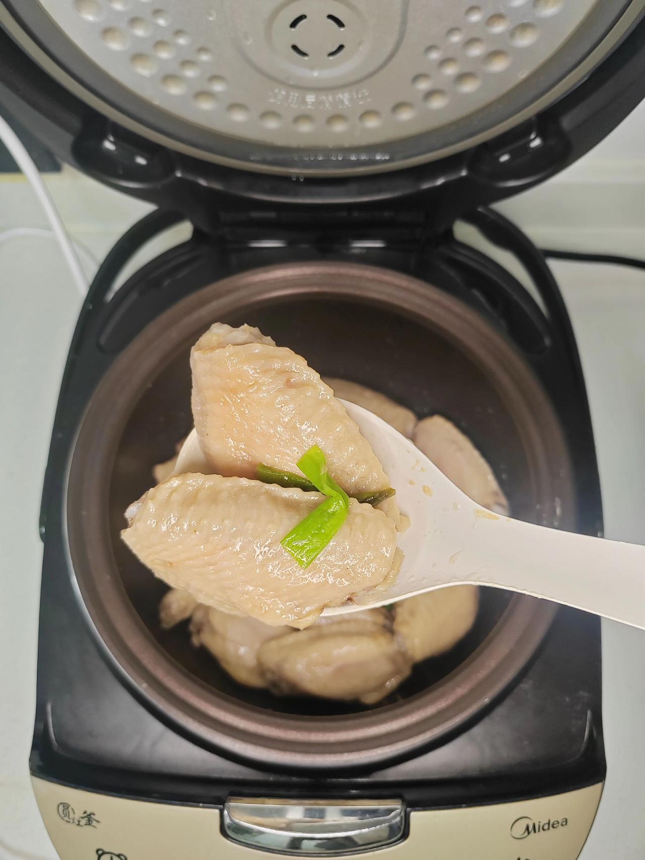 电饭煲盐焗鸡翅，懒人秒会！🍗想吃鸡翅又不想开火？试试用电饭煲做盐焗鸡翅，简单到