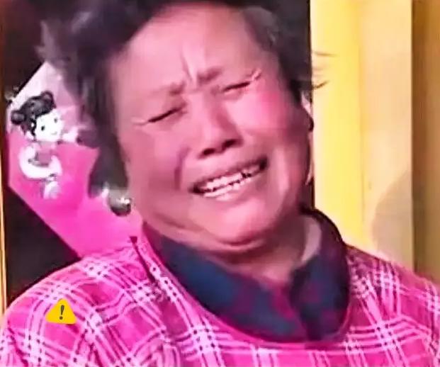 母亲联合4个女儿毒打大儿媳，父亲不但不劝阻，反而拿出一把杀猪刀站在一旁叫嚣：“打