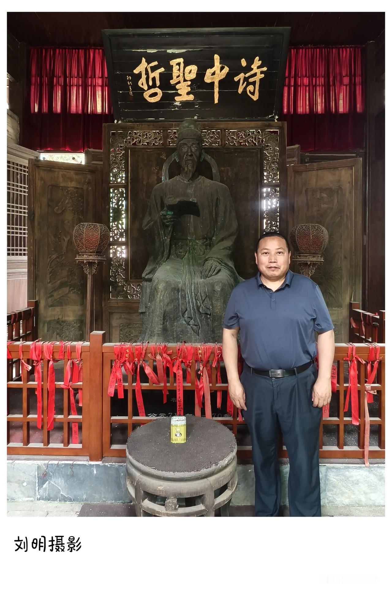 夜宿永顺县城，思绪却仍萦绕在今日上午的平江之行。在平江，我再次踏入杜甫墓祠，只见