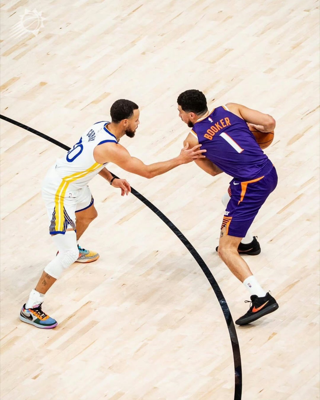 布克7中1，库里7中2。这俩人今天属实是菜的没边际了勇士vs太阳