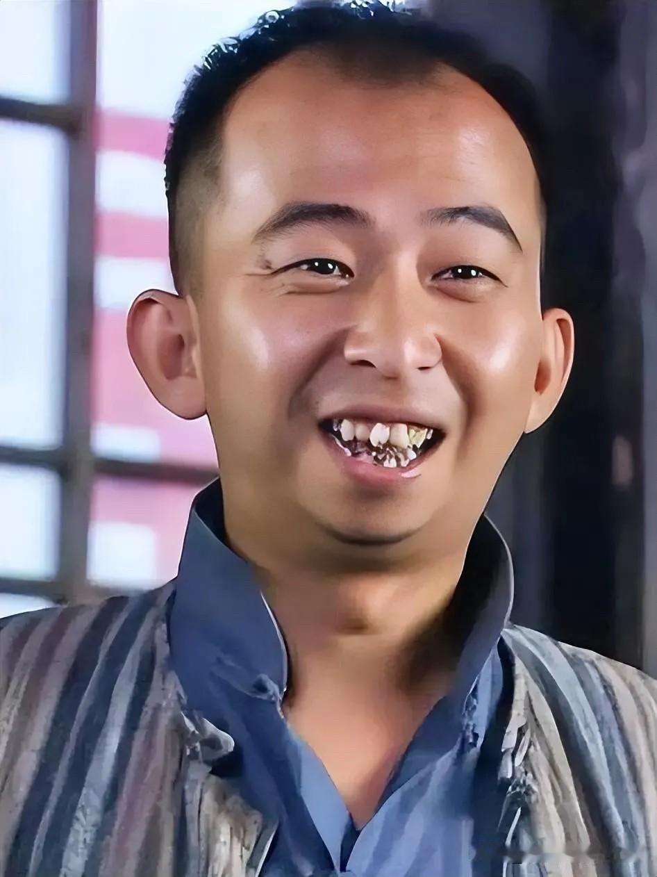 有的人真貌不扬但却能红，这就是巨兴茂，一个演艺圈里颜值特别普通的男演员，甚至看起