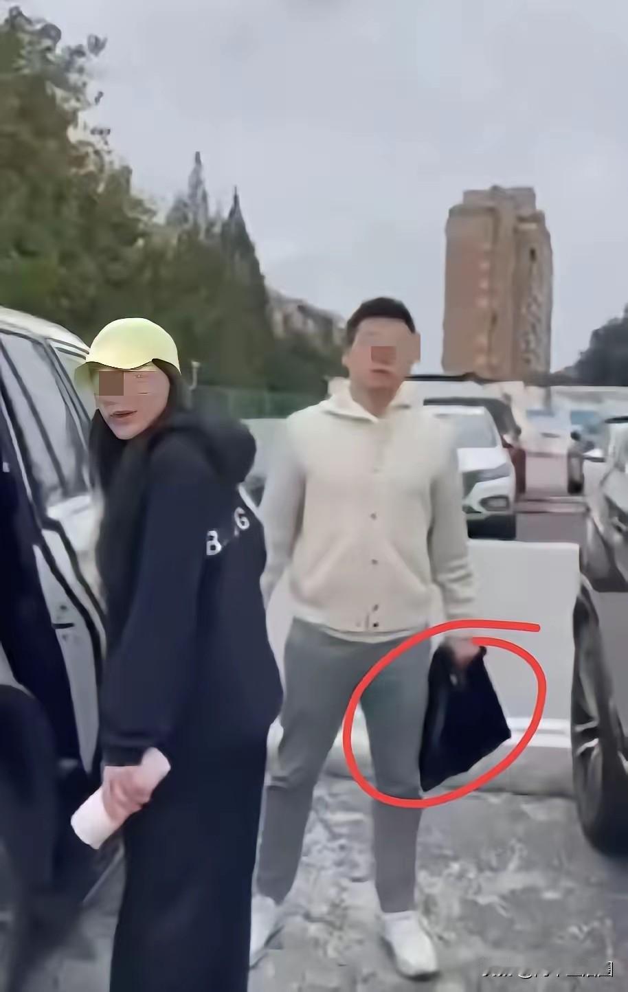 律师跟小三在医院停车场偶遇妻子带着丈母娘体检。这剧情扔给短剧编剧都得被骂“太悬浮