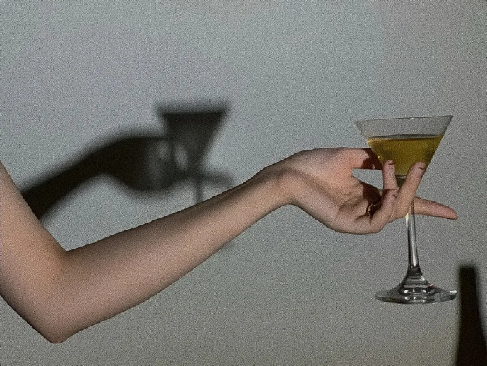 ☕ “时间从来没让我原谅过任何人，只是不那么在乎了，也记不太清了。” 