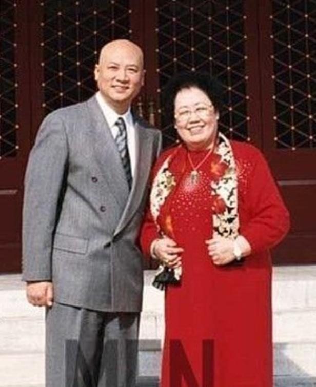 陈丽华走了，据报道遗产分配如下：4个子女每人100亿，剩下的约180亿和紫檀博物