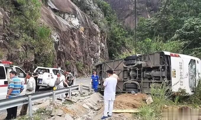 在越南，载有21名中国游客的旅游巴士侧翻，已造成4死8重伤。[伤心][伤心][伤